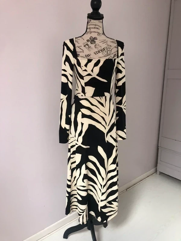 Long dress with square neckline, black & cream slit – Size XS / S (34 / 36) – photo 9